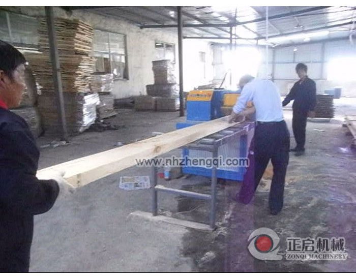 江蘇盱眙4米長(zhǎng)松木方木15CM機(jī)現(xiàn)場(chǎng)加工